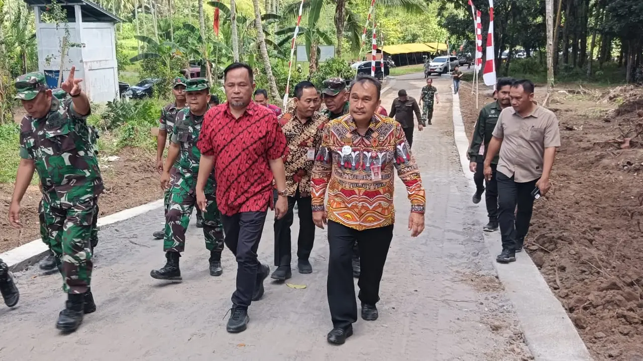 Peninjauan lokasi program TMMD ke-117 di Kampung Lahendong, Kelurahan Bengkol, Kota Manado. (Foto: Yoseph Ikanubun/Liputan6.com)