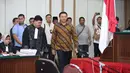 Basuki Tjahaja Purnama atau Ahok berjalan menuju kursi terdakwa untuk menjalani sidang lanjutan di Auditorium Kementan, Jakarta, Selasa (21/2). JPU menghadirkan empat saksi ahli dalam sidang ke sebelas hari ini. (Liputan6.com/Yuniadhi Agung/Pool)
