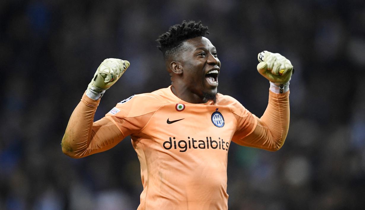 Kiper Inter Milan, Andre Onana, merayakan keberhasilan lolos ke perempat final setelah bermain imbang dengan FC Porto pada leg kedua babak 16 besar Liga Champions di Estadio Do Dragao, Rabu (15/03/2023). (AFP/Miguel Riopa)