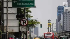 Sejumlah orang membentangkan spanduk di Patung Selamat Datang, Bundaran HI, Jakarta, Rabu (23/10/2019). Aksi ini dilakukan untuk menggalang kepedulian terhadap lingkungan Indonesia. (Liputan6.com/Faizal Fanani)