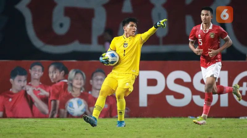 Foto: Aksi Heroik Cahya Supriadi Saat Selamatkan Gawang Timnas Indonesia U-19 dari Gempuran Thailand di Piala AFF U-19