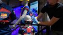 Penjaga toko memasang masker berlogo Barcelona ke Manekin di Toko Asesoris Barcelona, Senin (25/5/2020). Di tengah pandemi virus Corona, Barcelona menjual masker dengan harga 18 euro atau sekitar Rp 291 ribu. (AFP/Lluis Gene)