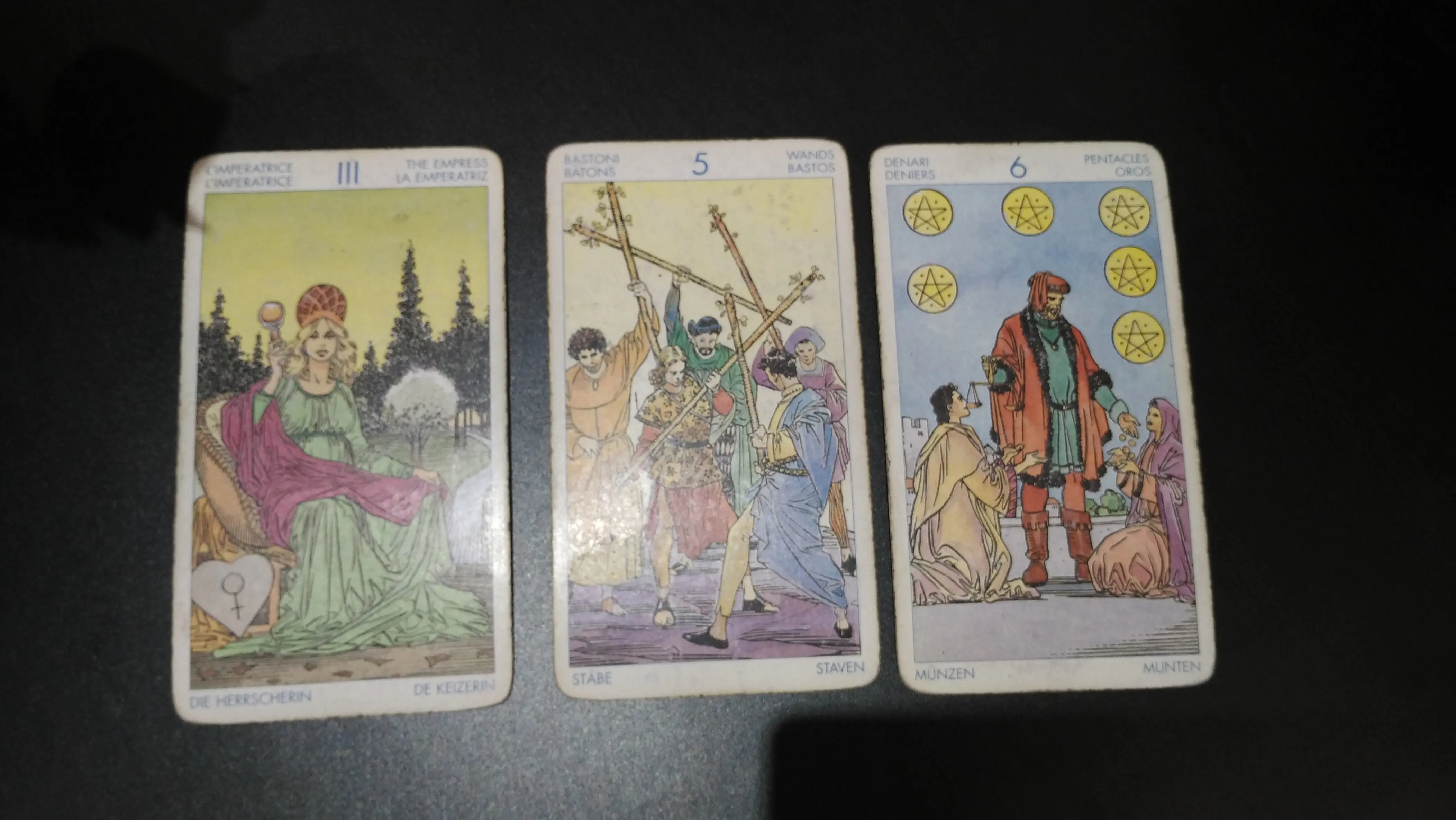 Kartu yang ditebar oleh Lidia Pratiwi. (Sumber foto: Lidia Pratiwi/Bintang.com)