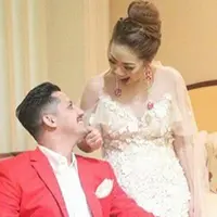 Keenan Pearce dan Gianni Fajri kini telah resmi menjadi sepasang suami istri. Menikah pada Minggu (14/1/2018), di Masjid Al Irsyad, Kota Baru Parahyangan, Bandung, Jawa Barat. (Instagram/keenan.ghyan)