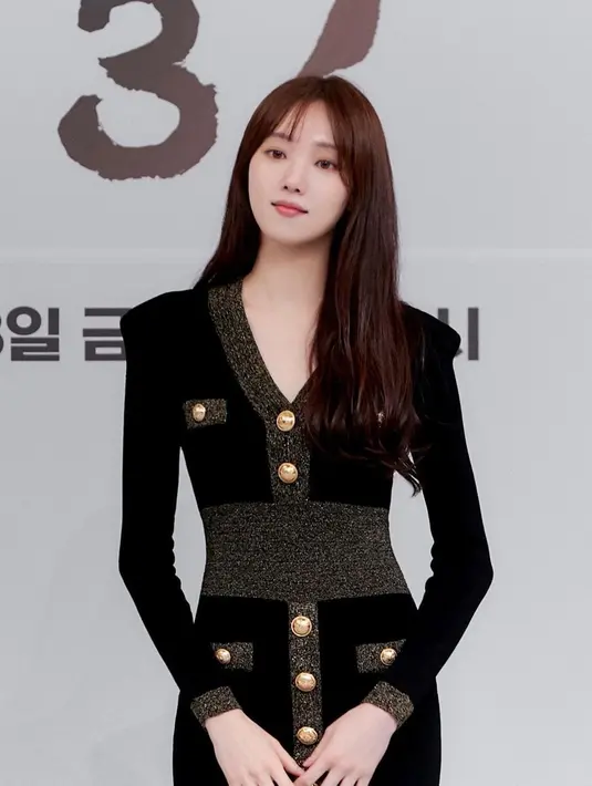 Teaser Lee Sung Kyung mengenai debut solonya ini pun telah diunggah hingga mengejutkan banyak netizen. Namun tak sedikit pula yang turut menantikannya. (Liputan6.com/IG/@yg_stage)