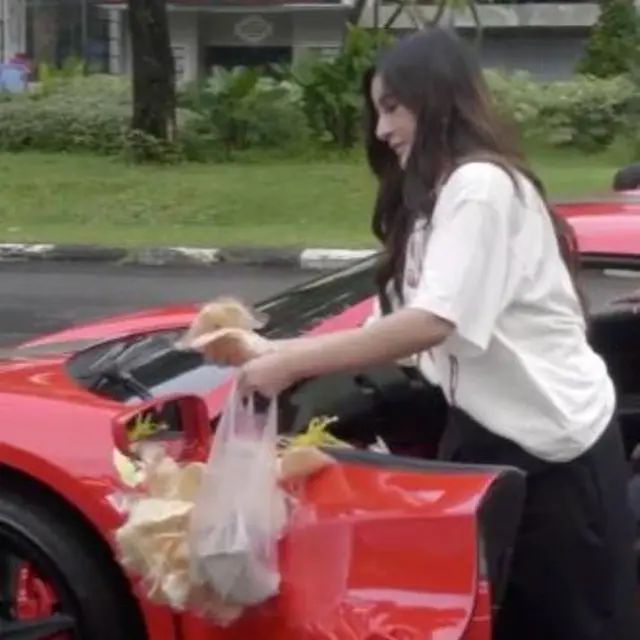 Pengusaha Bagikan Nasi Bungkus dan Gantung Kerupuk di Mobil Ferrari