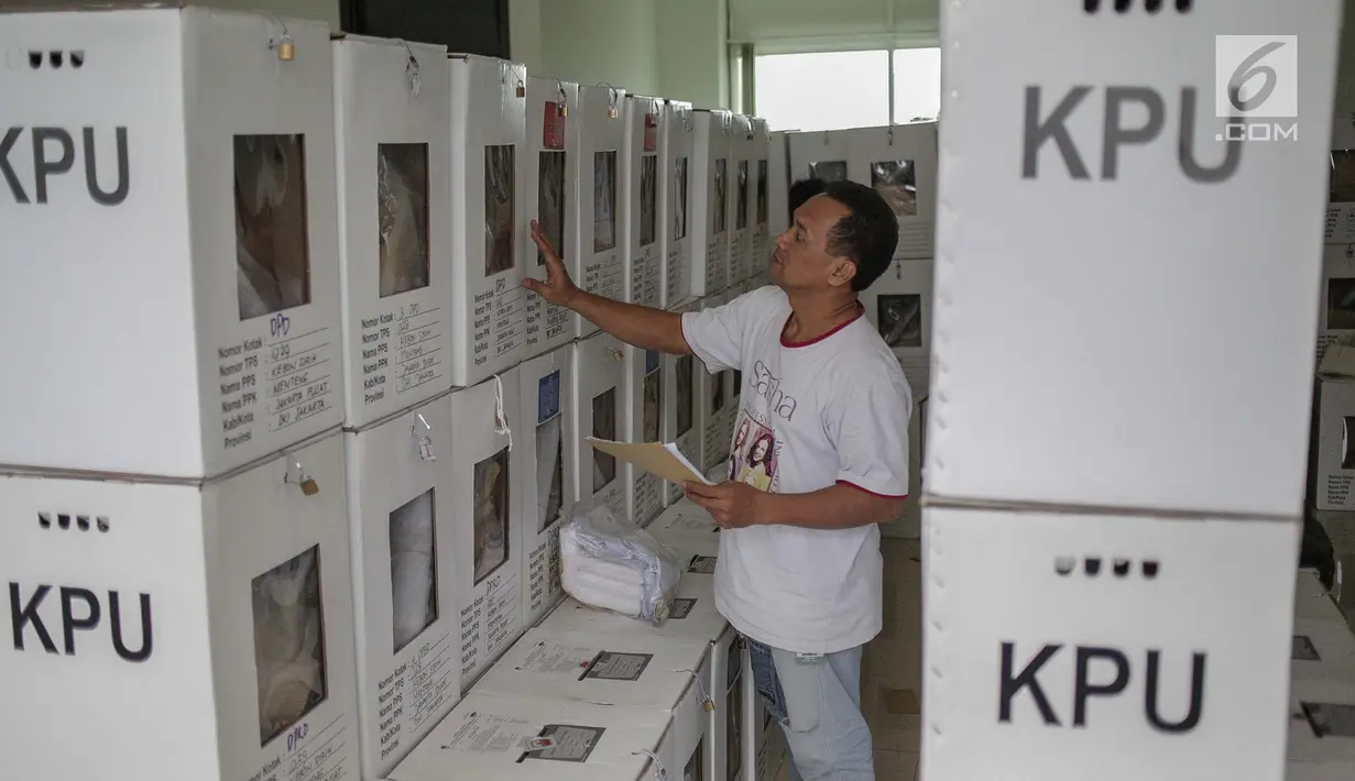 Panitia Pemilihan Kecamatan (PPK) mengecek kotak logistik hasil Pemilu 2019 di Kecamatan Menteng, Jakarta, Kamis (18/4). KIP menargekan distribusi logistik hasil pemilu dari TPS ke tingkat PPK di daerah selesai dalam sehari dan dilanjutkan rekapitulasi pada 19 April. (Liputan6.com/Faizal Fanani)