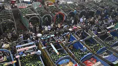 Orang-orang berdagang semangka di pasar buah di Lahore, Pakistan (12/4/2022).  Semangka biasa dipanen buahnya untuk dimakan segar atau dibuat jus. (AFP/Arif Ali)
