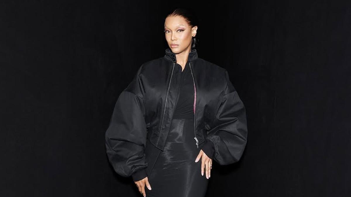 Penampilan Tyra Banks Tanpa Alis dan Kepang Bikin Nyaris Tak Dikenali di Show Balenciaga Paris Fashion Week 2025