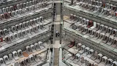 Orang-orang mengunjungi Pemakaman China Cape Collinson untuk memberi penghormatan kepada orang tercinta yang telah meninggal di dekat Chai Wan, Hong Kong, 5 April 2021. Kegiatan ini untuk menandai Festival Ching Ming yang juga dikenal sebagai pembersihan makam. (Peter PARKS/AFP)