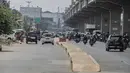 Kendaraan melintas dekat trotoar yang berada di tengah jalan di kawasan Kalimalang, Senin (16/9/2019). Trotoar terkait proyek pembangunan Tol Becakayu tersebut dinilai dapat mengganggu pengendara motor dan berbahaya bagi pengguna jalan kaki. (Liputan6.com/Faizal Fanani)