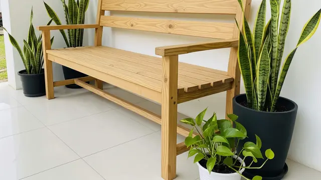 Teras Rumah Minimalis dengan Kursi Kayu Panjang
