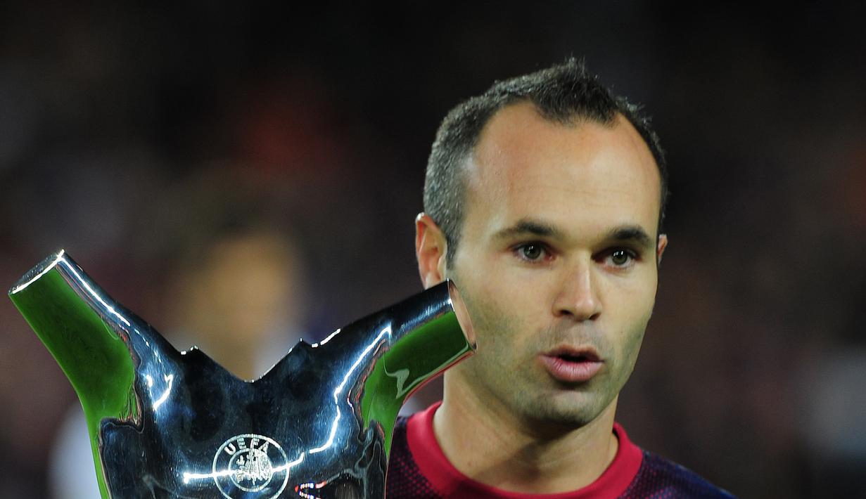 Gelandang Barcelona, Andres Iniesta, menerima penghargaan pemain terbaik Eropa di Stadion Camp Nou, Barcelona, Minggu (2/9/2012). Menjadi pemain terbaik Eropa 2012 merupakan puncak karier dari Iniesta. (AFP/Lluis Gene)