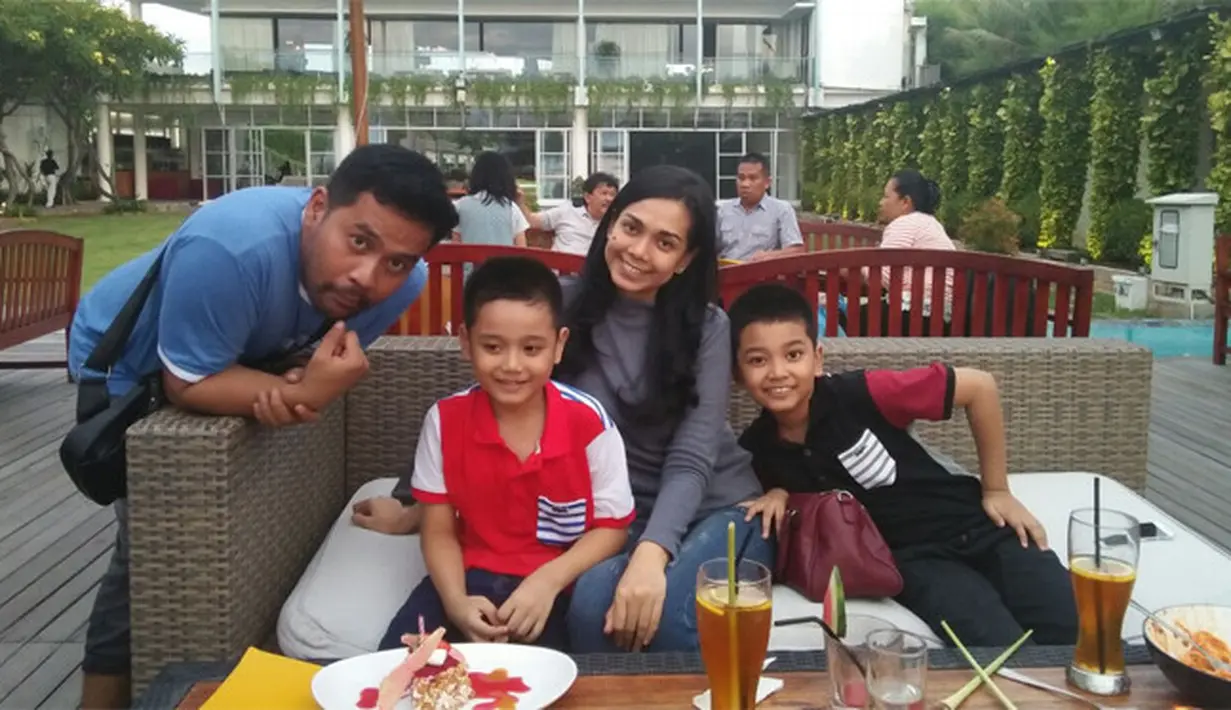 Ia lantas meminta bantuan pada temannya, Desy untuk mengenalkan dengan Nina. "Dia namanya Nina," kenang Bjah menirukan ucapan Desi saat berbincang dengan Bintang.com, beberapa waktu lalu. (dok. Pribadi)