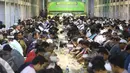 Ribuan umat muslim menyantap makanan buka puasa di Masjid Istiqlal, Jakarta, Jumat (10/6). Masjid Istiqlal selama sebulan menyediakan 3.000-4.000 boks nasi untuk berbuka puasa. (Liputan6.com/Immanuel Antonius)