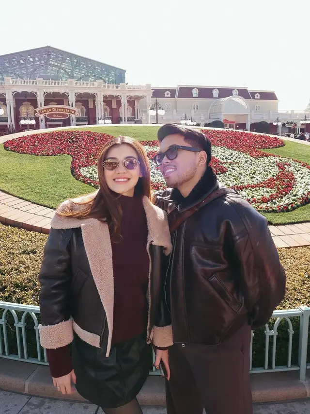 Potret Aaliyah Massaid dan Thariq Halilintar di Disneyland Tokyo (credit: instagram/aaliyah.massaid).