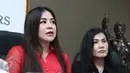 Penyanyi dangdut Annisa Bahar (kiri) saat menggelar konferensi pers di kawasan Permata Hijau, Jakarta, Senin (27/2). Annisa Bahar akan menggugat kembali Sandy Tumiwa dalam waktu dekat. (Liputan6.com/Herman Zakharia)