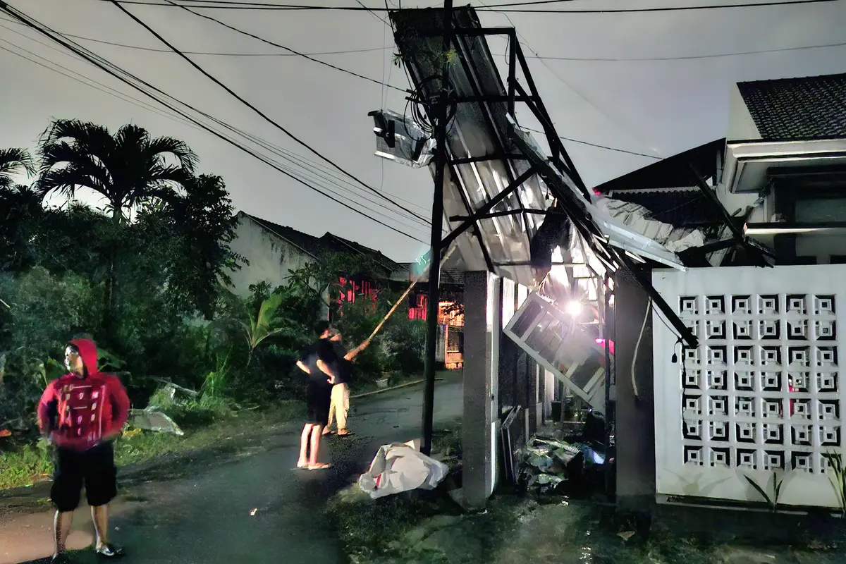 Atap warung bakso milik Yudi, warga Kelurahan Gunung Terang, Kecamatan Langkapura, Bandar Lampung diterjang angin puting beliung. Foto: (Liputan6.com/Ardi).