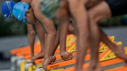 Foto Olahraga Terbaik - Para atlet difabel mengikuti lomba cabang renang pada Peparnas 2016 di Kolam Renang UPI, Bandung, Jumat (21/10/2106). (Bola.com/Vitalis Yogi Trisna)