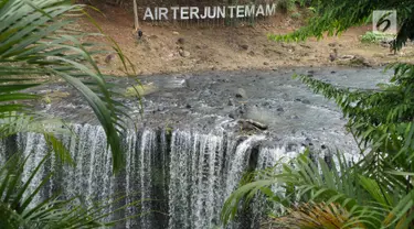 Air terjun Temam yang berada di Kota Lubuklinggau, Sumatera Selatan, Rabu (10/1). Air Terjun ini dijuluki dengan Niagara mini karena bentuknya mirip dengan air terjun tersohor di perbatasan AS dan Kanada tersebut. (Liputan6.com/Immanuel Antonius)