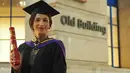 Dena Rachman diketahui mengambil jurusan Gender Studies di LSE. Dena pun mengaku sangat bangga bisa lulus dari kampus ternama itu. Ia bahkan menyebut LSE memiliki program studi gender terbaik di dunia. (Liputan6.com/IG/@denarachman)