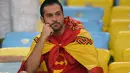 Raut wajah kesedihan suporter Spanyol, usai menyaksikan kekalahan La Furia Roja 0-2 atas Chile di babak penyisihan Piala Dunia Grup B di Stadion Maracana, Rio de Janeiro, Brasil, (19/6/2014). (AFP PHOTO/Lluis Gene)