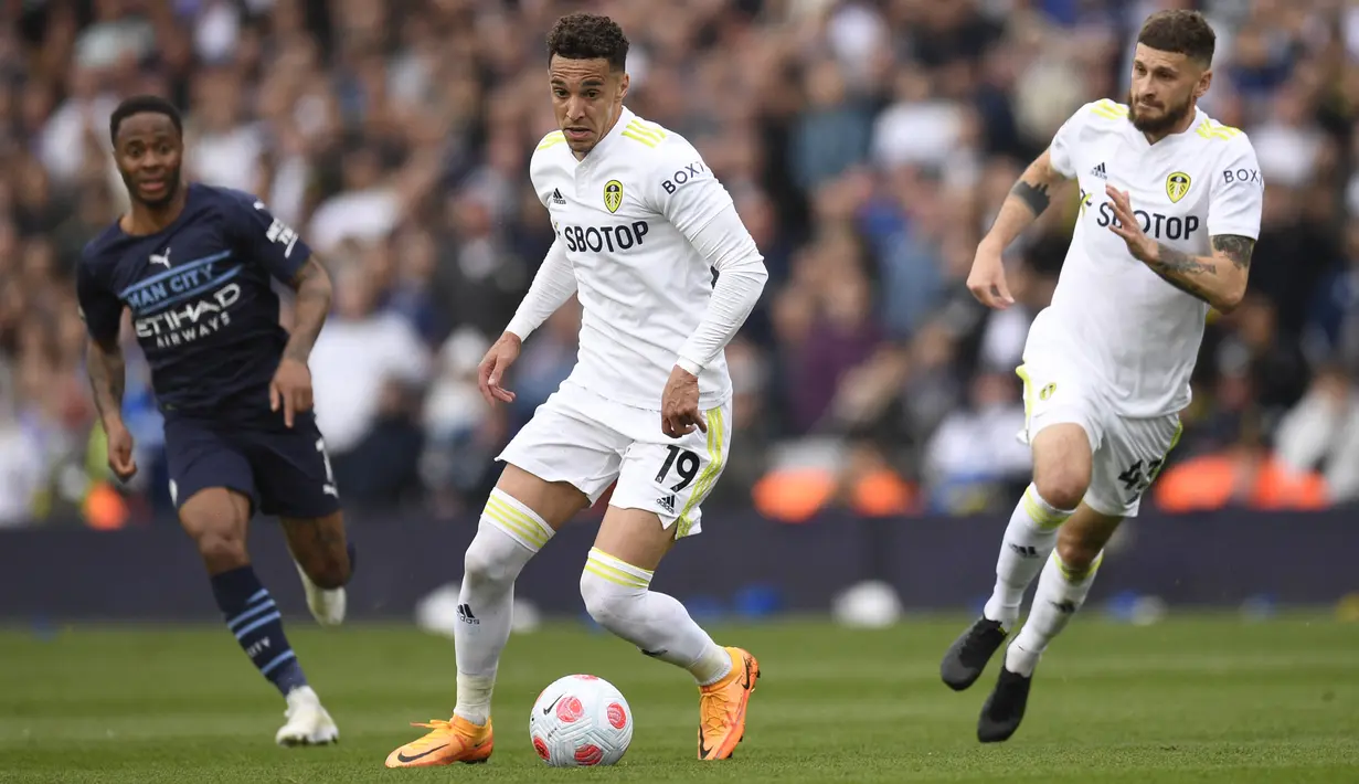 <p>Striker Leeds United, Rodrigo (tengah) memberikan operan saat bertanding melawan Manchester City pada pertandingan lanjutan Liga Inggris di Elland Road di Leeds, Inggris utara (30/4/2022). Man City kembali ke puncak klasemen berkat keunggulan satu poin atas Liverpool. (AFP/Oli Scarff)</p>