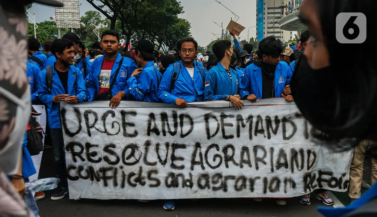 Mahasiswa dari berbagai kampus membentangkan spanduk saat menuju gedung DPR, Jakarta, Senin (11/4/2022). Mahasiswa menuntut sejumlah isu, diantaranya pemerintah menstabilkan harga bahan bakar yang naik, minyak goreng langka dan tolak jabatan Presiden 3 Periode. (Liputan6.com/Johan Tallo)