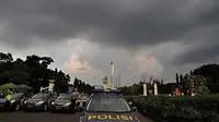 Awan gelap menaungi langit Ibukota Jakarta, Senin (19/7). Kepala BMKG Sri Woro menyebutkan pergerakan El Nino dan angin musim barat dan timur mengakibatkan anomali cuaca.(Antara)