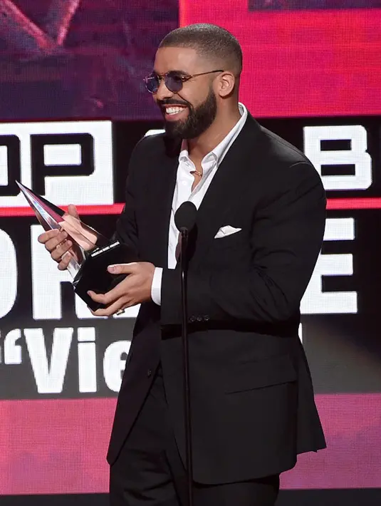 “Aku telah menemukan cinta dalam hidupku di sini,” tutur Drake sambil menunjuk Nicki Minaj yang berada di sampingnya. (AFP/Bintang.com)