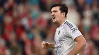 Enam menit berselang, Manchester United kembali unggul. Sundulan keras Harry Maguire ke pojok kiri bawah gawang Liverpool membuat publik Anfield membisu. (PETER POWELL/AFP)