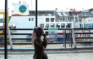 Pemudik berjalan menuju kapal di Pelabuhan Dermaga Eksekutif Merak, Kota Cilegon, Banten, Selasa (18/4/2023).  PT ASDP Indonesia Ferry memperkirakan puncak arus mudik Pelabuhan Merak akan terjadi pada H-3 serta arus balik pada H+7 Lebaran 2023. (Liputan6.com/Faizal Fanani)