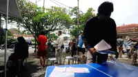 Warga mengecek pajak bumi dan bangunan (PBB) dalam kegiatan program Pajak Keliling Depok Bersama dan Terpadu (PALING D'BEST) di kawasan Cinere, depok, Senin (22/8/2022). Program PALING D'BEST adalah memberikan kemudahan bagi masyarakat dengan membebaskan denda PBB sampai tahun 2022 dan pengajuan penghapusan  pengurangan pembayaran pokok PBB. (merdeka.com/Arie Basuki)