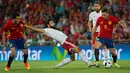 Pemain Spanyol, Koke (kanan), berusaha dihadang pemain Georgia, Tornike Okriashvili, pada laga persahabatan di Coliseum Alfonso Perez, Madrid, Rabu (8/6/2016) dini hari WIB. (AFP/Curto De La Torre)