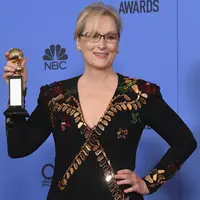 Aktris Meryl Streep berpidato di atas panggung Golden Globe Awards 2017 ketika memperoleh penghargaan yang dinamakan dengan Cecil B. DeMill Award. Pidato penuh semangat itu diakhirinya dengan mengenang sosok Carrie Fisher. (AFP/Bintang.com)