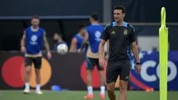 Pelatih Argentina, Lionel Scaloni saat memimpin latihan menjelang laga final Copa America 2024 melawan Kolombia di Florida International University (FIU), Miami, Florida, Amerika Serikat, Minggu (14/03/2024) WIB. (AFP/Juan Mabromata)