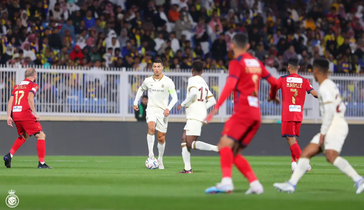 Pemain Al Nassr, Cristiano Ronaldo menggiring bola pada laga lanjutan Liga Arab Saudi melawan Damac FC di Prince Sultan bin Abdulaziz Sports City Stadium, Abha, Arab Saudi, Sabtu (25/2/2023) malam WIB. CR7 berhasil mencetak hattrick pada menit ke-18, 23', dan 44'. (Twitter/@AlNassrFC)