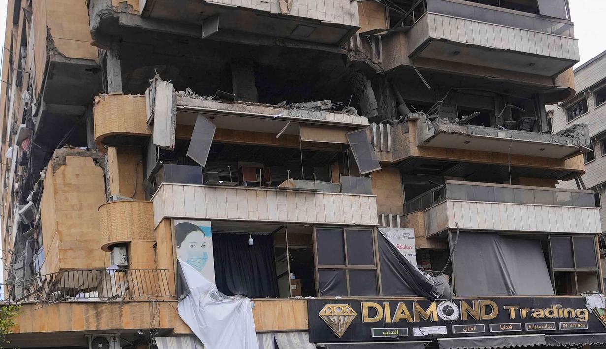 Sebelumnya, pada Minggu 29 Maret 2026, sebuah serangan artileri Israel menghantam area di sekitar markas pasukan perdamaian UNIFIL (United Nations Interim Force in Lebanon) di Kota Adshit al-Qusyar, Lebanon Selatan. Tampak dalam foto, sebuah apartemen yang hancur terlihat di sebuah gedung yang terkena serangan udara Israel di Dahiyeh, pinggiran selatan Beirut, Lebanon, Senin, 30 Maret 2026. (AP Photo/Hassan Ammar)