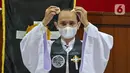 Pendeta David Slhite melakukan prosesi ibadah misa Jumat Agung pada rangkaian Hari Raya Paskah di Gereja Immanuel, Jakarta, Jumat (2/4/2021). Dalam suasana pandemi, misa Jumat Agung diselenggarakan dengan memberlakukan pembatasan kedatangan jemaat serta secara daring. (Liputan6.com/Herman Zakharia)