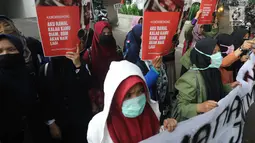 Mahasiswa yang tergabung dalam KAMMI Bogor melakukan aksi menolak harga kenaikan BBM di Jalan Ir. H.Djuanda, Bogor (29/03). Selain itu mereka juga menuntut pemerintah menjamin ketersedian BB subsidi bagi masyarakat. (Merdeka.com/Arie Basuki)