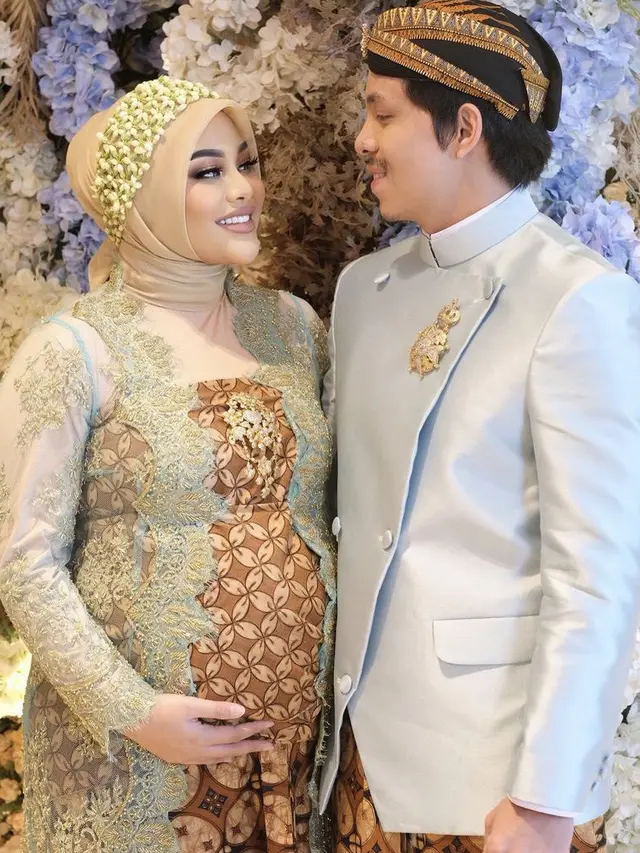 Penampilan Aurel Hermansyah Glowing Berkebaya Adat Jawa di Momen Tujuh Bulanan