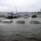 Sejumlah mobil terendam banjir di sebuah dealer setelah badai Harvey menerjang di Dickinson, Texas, Minggu (27/8). Badai Harvey menghantam Texas pada Jumat malam dengan hujan deras dan angin berkecepatan 215 kilometer per jam. (AP Photo)