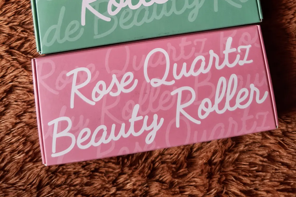 Jade Beauty Roller dan Rose Quartz Beauty Roller dari KayCollection