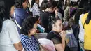 Kerabat berdoa dalam pemakaman Martha Djumani, salah satu korban meninggal dalam serangan di Gereja Pantekosta, Surabaya, Jawa Timur, Senin (14/5). Serangan bom yang melanda tiga gereja di Surabaya menewaskan belasan orang. (AFP PHOTO/JUNI KRISWANTO)