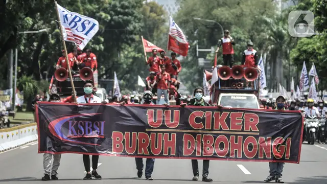 Aksi Konvoi Buruh Tolak UU Cipta Kerja