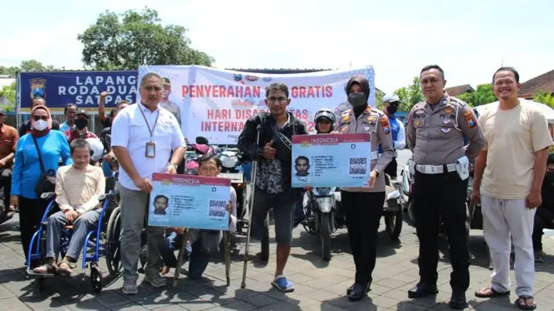 Penyerahan SIM D gratis oleh Kasatlantas Polres Jember AKP Enggarani Laufria  kepada para penyandang disabilitas. (Istimewa)