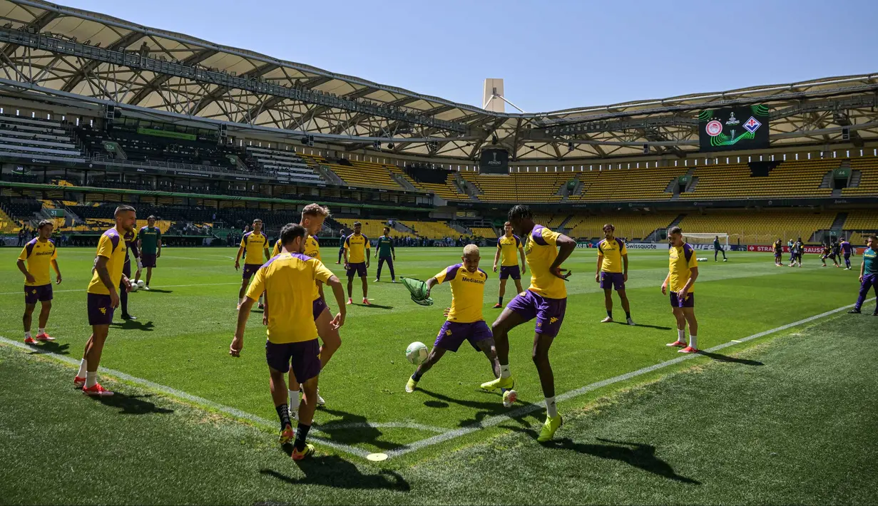 Para pemain Fiorentina melakukan pemanasan saat sesi latihan menjelang Final UEFA Conference League 2023/2024 melawan Olympiakos FC di Stadion Aghia Sophia, Athena, 28 Mei 2024. (Aris Messinis/AFP)