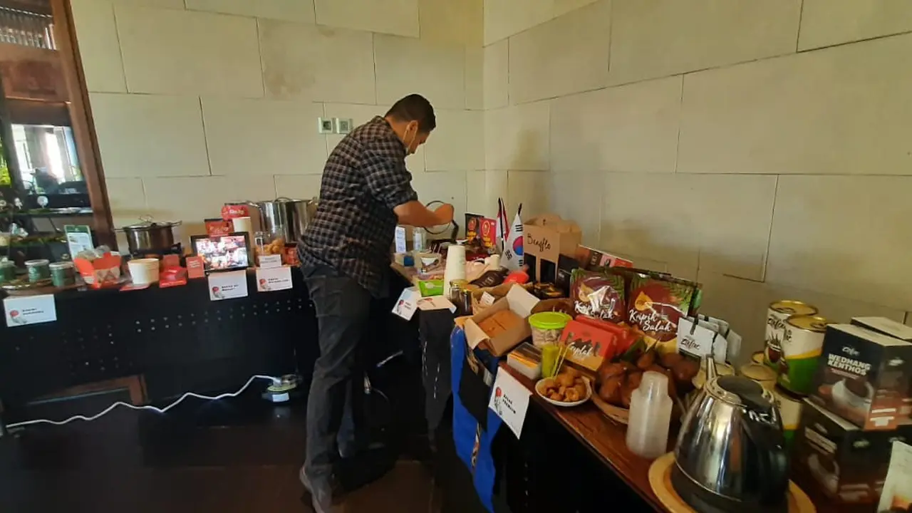 Pengunjung saat test food di acara Food Startup di Bali