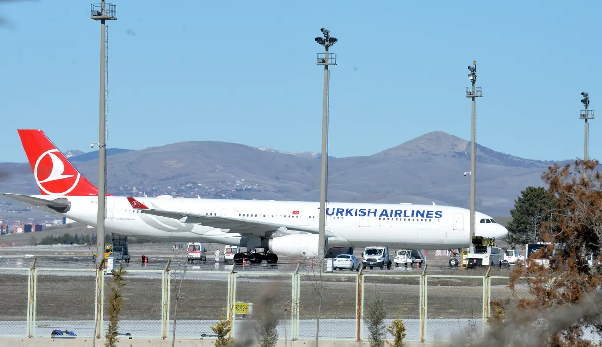 <p>Pesawat Turkish Airlines yang mengangkut 132 penumpang dan kru dari Teheran, Iran, tiba di Bandara Esenboga di Ankara, Turki (25/2/2020). Pesawat yang dijadwalkan mendarat di Istanbul, Turki, dialihkan ke ibu kota Ankara pada Selasa (25/2). (Xinhua/Mustafa Kaya)</p>
