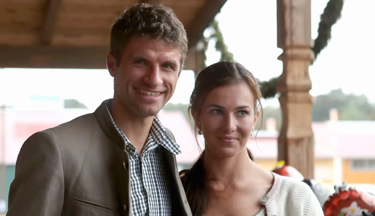 Penyerang Bayern Munchen, Thomas Mueller berpose bersama istrinya, Lisa saat menghadiri Festival Oktoberfest di Munich, Jerman, (2/9). (REUTERS/Alexander Hassenstein)